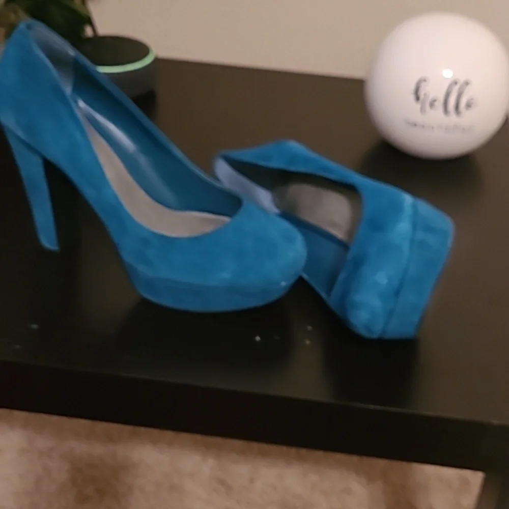 Heels - Picture 2 of 2